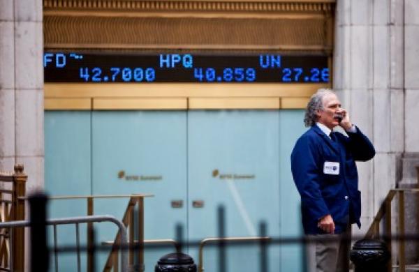13-11-gmtl-alliancebernstein-trader-on-phone.jpg