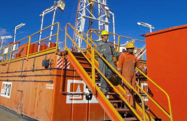 2013-12-jonathan-kandell-argentina-repsol-oil-rig-large.jpg