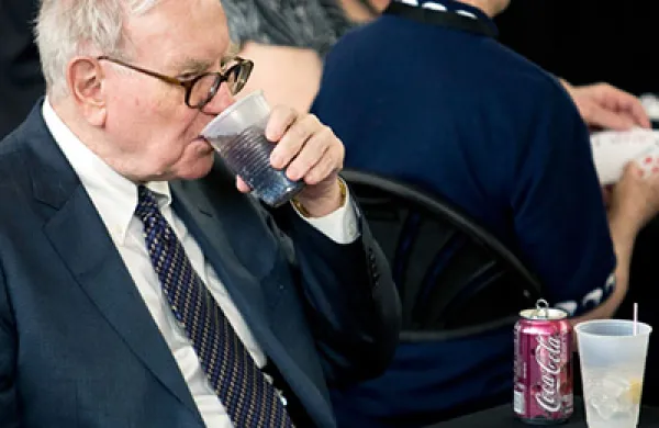 2014-04-vitaliy-katseneleson-warren-buffet-cherry-coke-lg.jpg