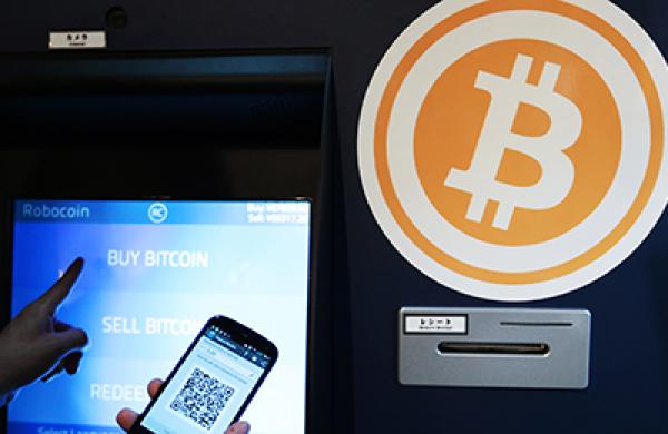 Robocoin demonstrate Bitcoin ATM usage At The Pink Cow Restaurant