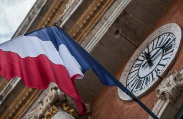2014-11-da-clock-drapeau-large.jpg