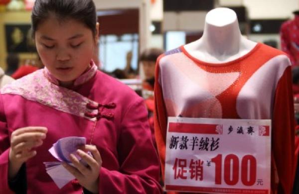 2015-01-da-china-store-woman-yuan-large.jpg