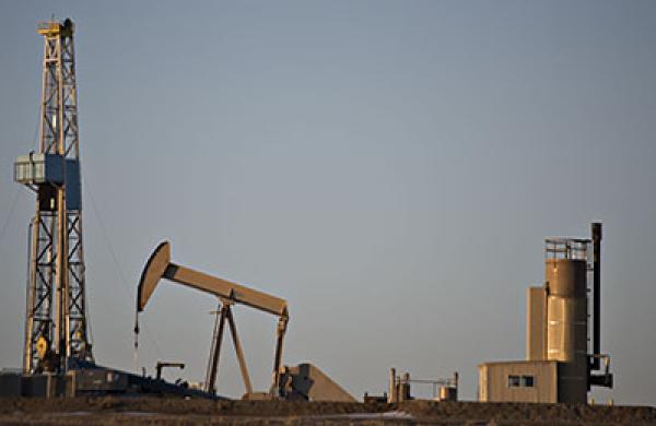 No Bust Seen As Dakota Oil Firms Keep Staff Amid Price Drop