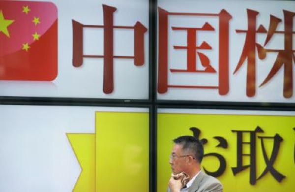 2015-08-da-tokyo-china-stock-board-large.jpg