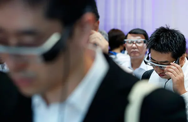 2015-08-kaitlin-ugolik-epson-smartglasses-large.jpg