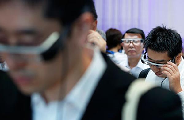 2015-08-kaitlin-ugolik-epson-smartglasses-large.jpg