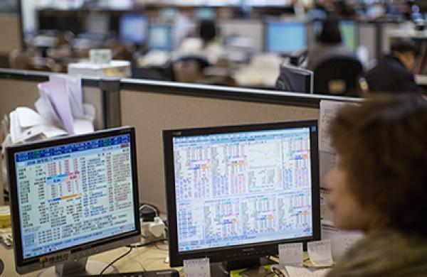 Inside A Securities Brokerage As Hong Kong Stock Plunges Fastest Since 1987 Crash
