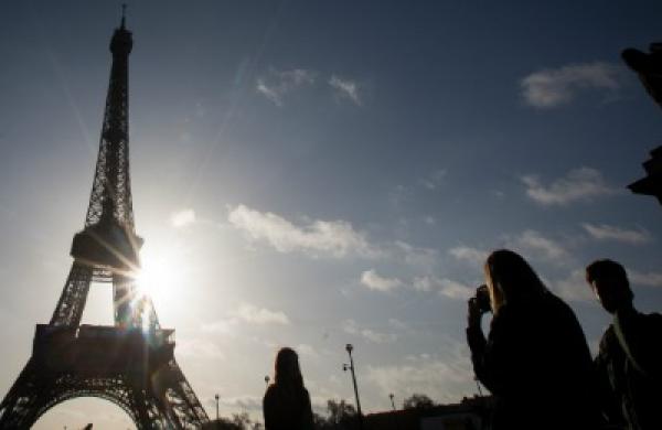 2015-11-laurie-wiegler-eiffel-tower-cop21-large.jpg