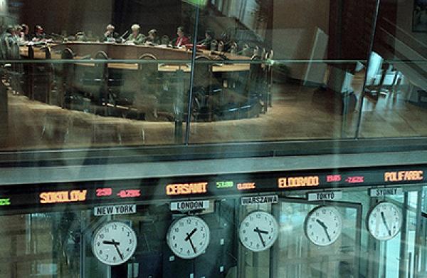 2015-11-uw-liquidnet-bond-trading-warsaw-clock-large.jpg