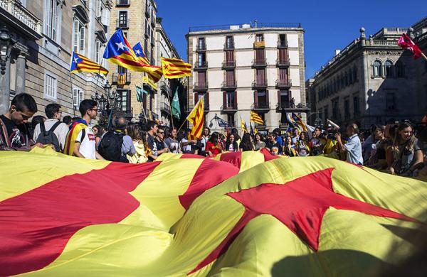 Demonstration outside the Generalitat regional government offices at Sant Jaume in Barcelona, Spain (Photo credit: Guillem Sartorio/Bloomberg)
