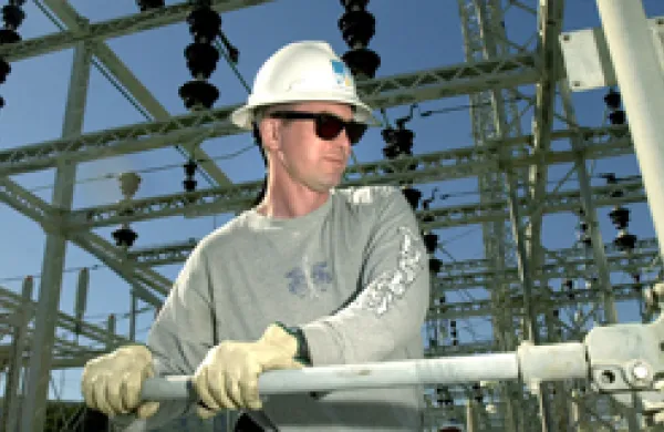 330x160-electric-worker.jpg
