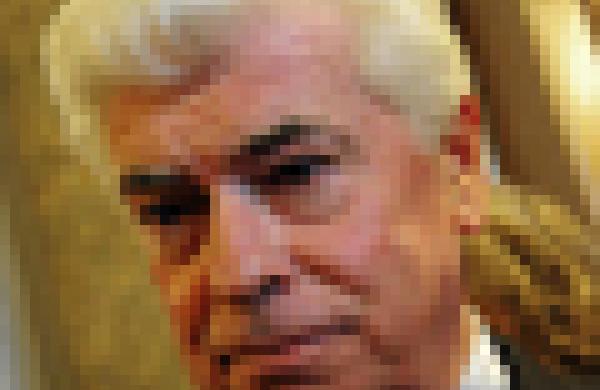 Senator Christopher Dodd,D-CT,talks to r