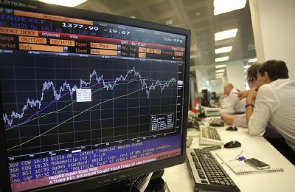 Financial Traders At Aton During Heat Wave