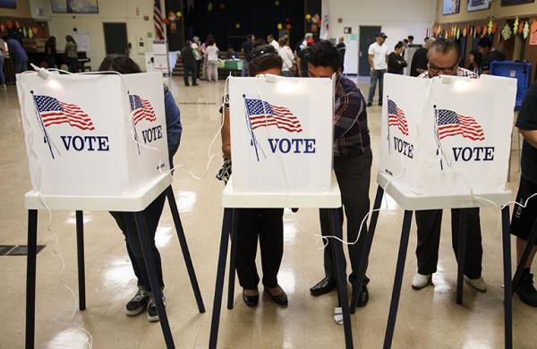 Voters cast ballots in Los Angeles, California, November 8, 2016 (Patrick T. Fallon/Bloomberg)