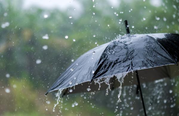 It's raining heavily, wearing an umbrella during the rainy season