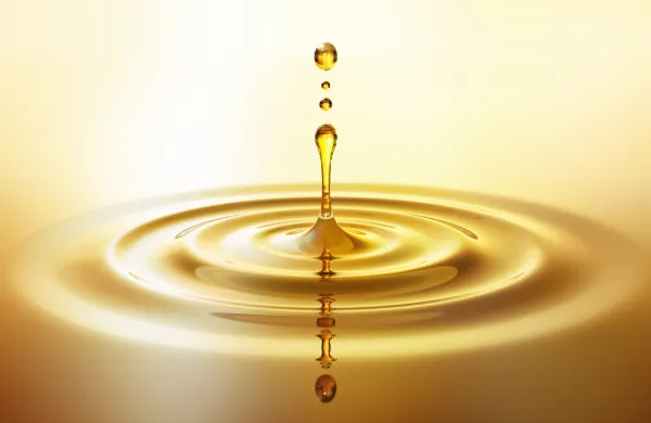 Moisturizing cosmetic oil drop with ripples