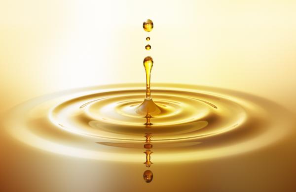 Moisturizing cosmetic oil drop with ripples