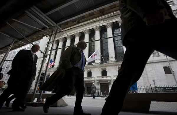 Dow Snaps 10-Day Rally as Consumer Confidence Declines