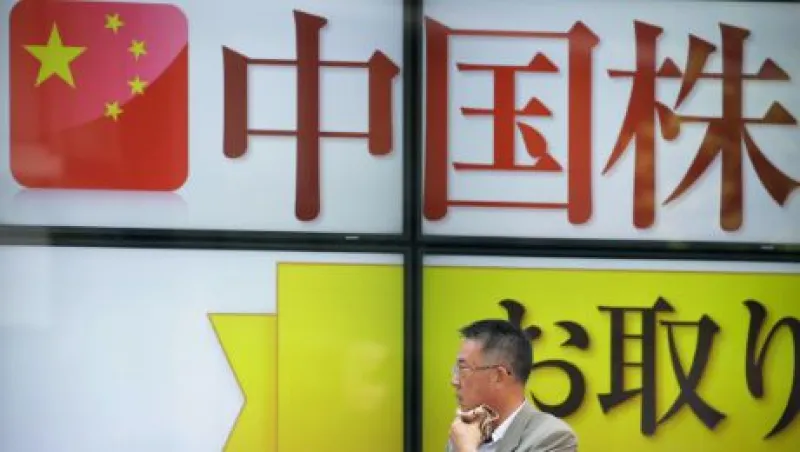 2015-08-da-tokyo-china-stock-board-large.jpg