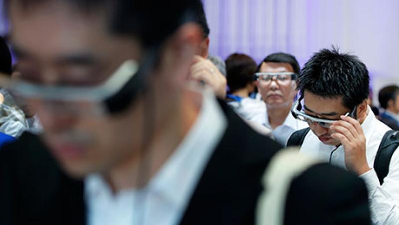 2015-08-kaitlin-ugolik-epson-smartglasses-large.jpg